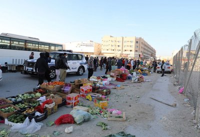 بالصور: "التجارة" تزيل 200 فرشة لباعة جائلين وتغلق منشأة في رأس زويد
