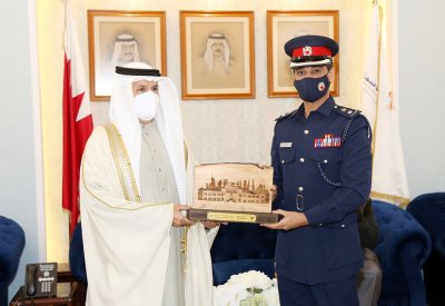 محافظ العاصمة يهنئ مدير نادي ضباط الأمن العام بفوز النادي بمسابقة أجمل تزيين