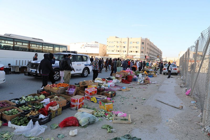 بالصور: "التجارة" تزيل 200 فرشة لباعة جائلين وتغلق منشأة في رأس زويد