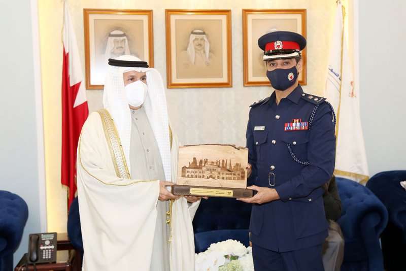 محافظ العاصمة يهنئ مدير نادي ضباط الأمن العام بفوز النادي بمسابقة أجمل تزيين