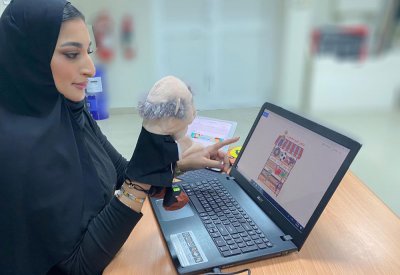 معلمة تنفذ مشروعًا رقميًا تحفيزيًا يرتقي بالسلوك الطلابي