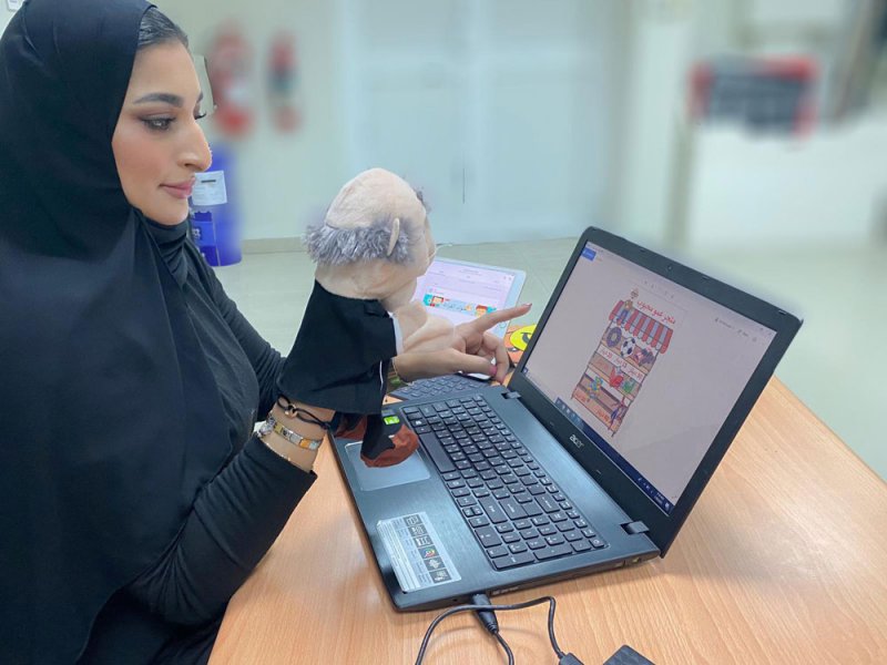معلمة تنفذ مشروعًا رقميًا تحفيزيًا يرتقي بالسلوك الطلابي