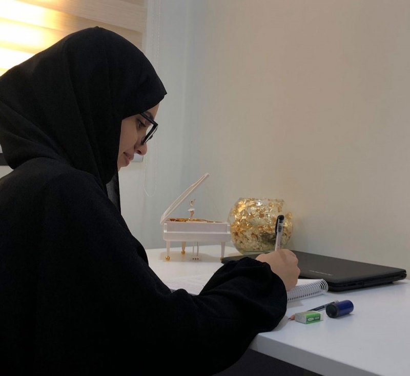 "فاطمة" طالبة ثانوي تفوز بالمركز الأول خليجياً في كتابة المقال