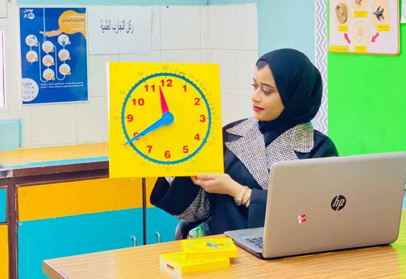 معلمة تطبق استراتيجيات تفاعلية معززة للتفكير الإبداعي وحل المشكلات
