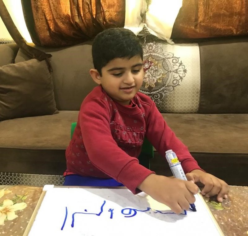 "إبراهيم" طالب ابتدائي يتلقى التعلّم عن بعد متحدياً ظروفه الصحية
