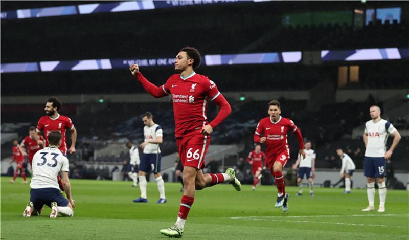 ليفربول يستعيد بريقه بثلاثية في توتنهام