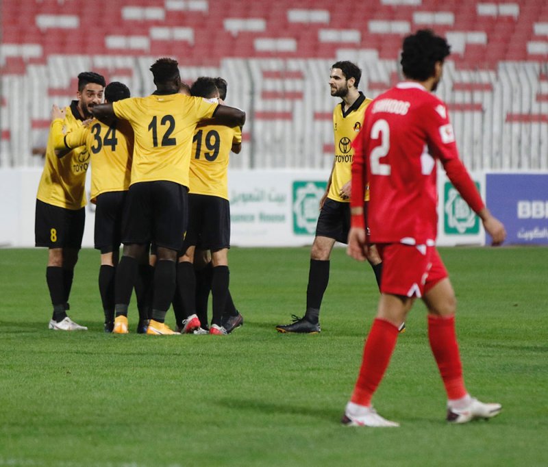 بالصور: الأهلي يكسب الكلاسيكو ويتفوق على المحرق