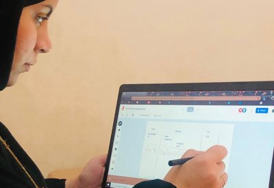 المعلمة "بدور" توظف السبورة التفاعلية (Jamboard) محاكيةً للصف الواقعي 