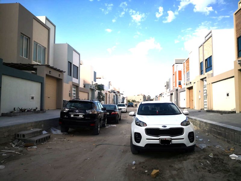 "ريف باربار".. معاناة يومية مع الأتربة وانخفاض مستوى الطريق