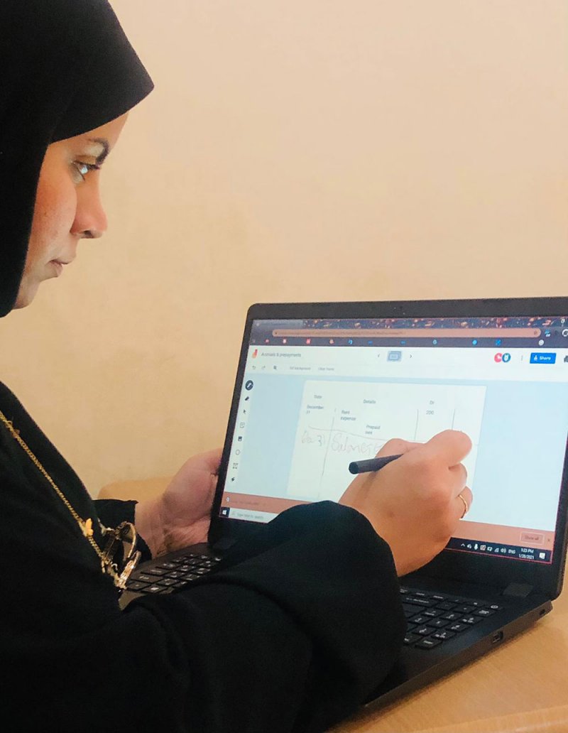 المعلمة "بدور" توظف السبورة التفاعلية (Jamboard) محاكيةً للصف الواقعي 
