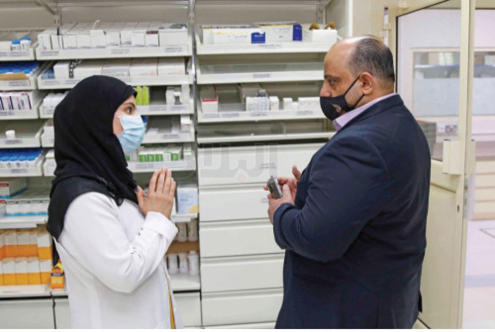 إسحاقي وموظفة بالصيدلية