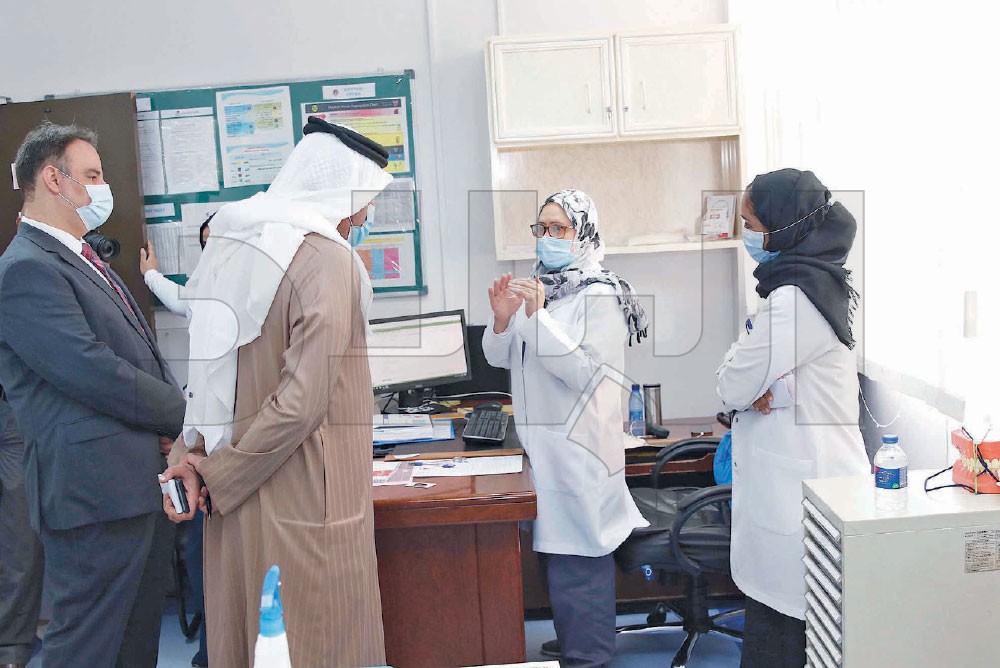 النائبان هشام العشيري وعمار البناي مع كادرين بالمركز الصحي