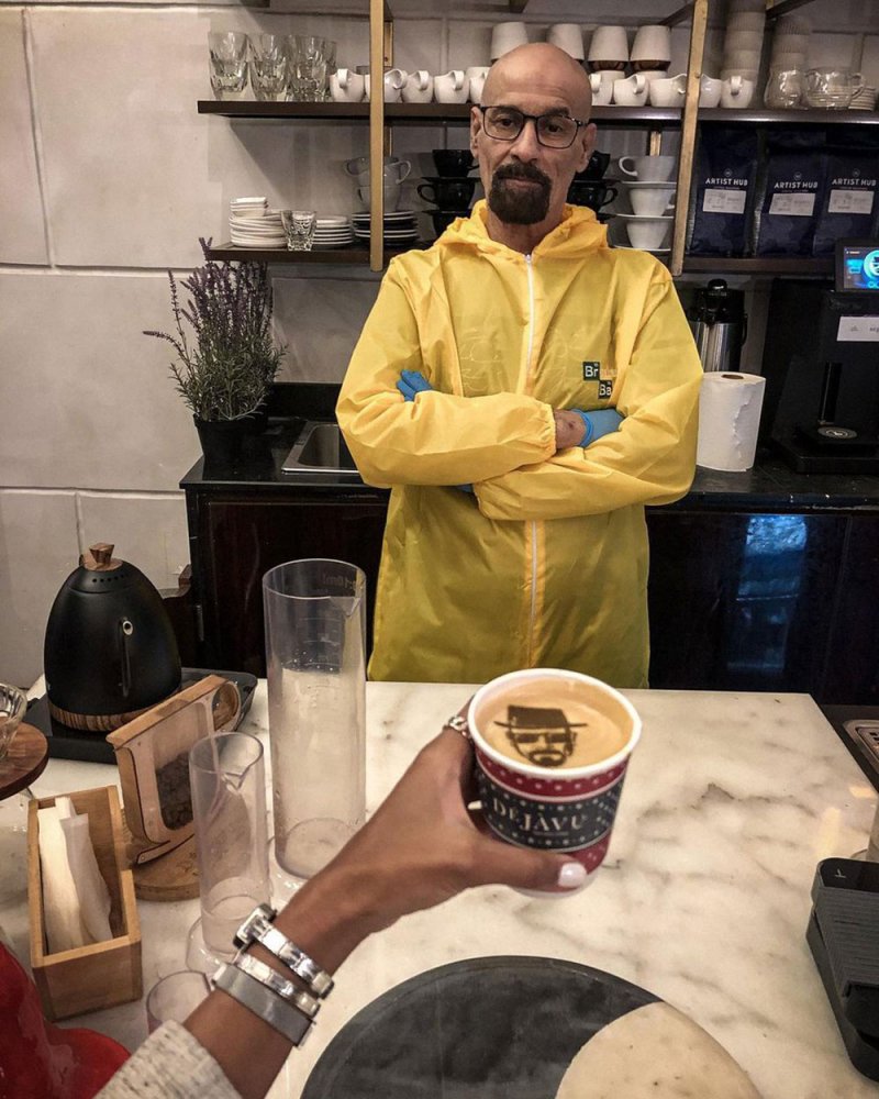 شبيه والتر وايت يعمل في أحد مقاهي السعودية