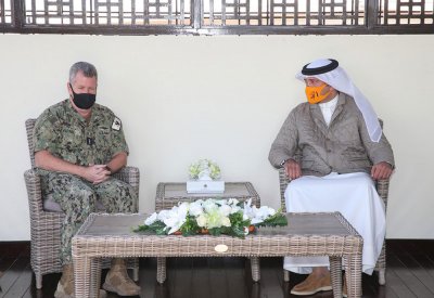 رئيس الجمارك يبحث وقائد الأسطول الخامس التعاون في المجال الجمركي