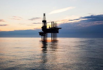 مكاسب لليوم الرابع.. النفط يتخطى 58 دولاراً أعلى مستوى بـ11 شهراً