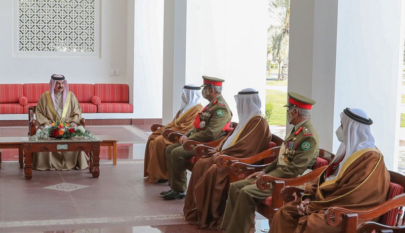 جلالة الملك المفدى يستقبل كبار المسئولين بقوة دفاع البحرين