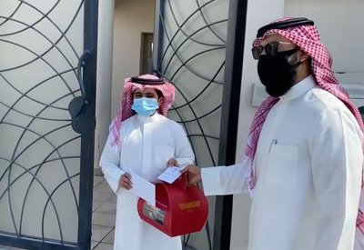 بالفيديو: هدايا تصل لبيوت حفظة القرآن.. والمقهوي يوثقها