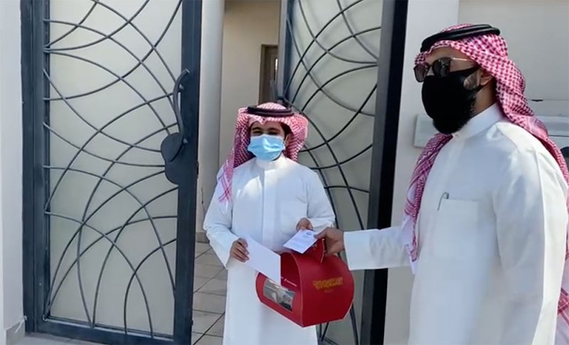 بالفيديو: هدايا تصل لبيوت حفظة القرآن.. والمقهوي يوثقها