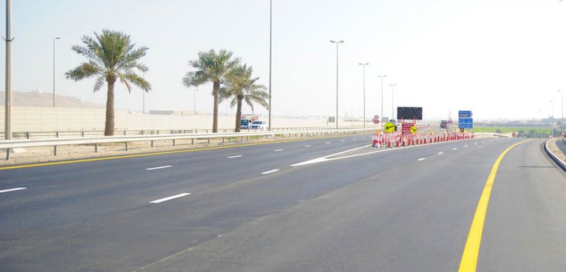 "الأشغال": إنجاز 50 % من أعمال إعادة تأهيل شارع الشيخ خليفة بن سلمان