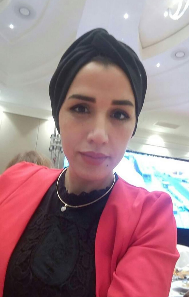 الشاعرة الجزائرية سمية محنش تحاور قصائدها في مركز الشيخ إبراهيم