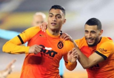 رفع شعار الزمالك.. مصطفى محمد يصنع التاريخ في ديربي إسطنبول