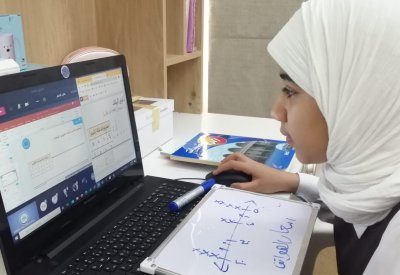 الآلاف من طلبة المدارس الحكومية ينتظمون في التعلّم عن بعد