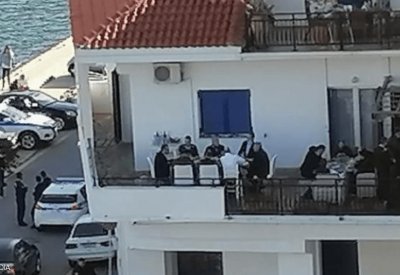 رئيس الوزراء اليوناني تحت الهجوم.. والسبب: هذه الصورة