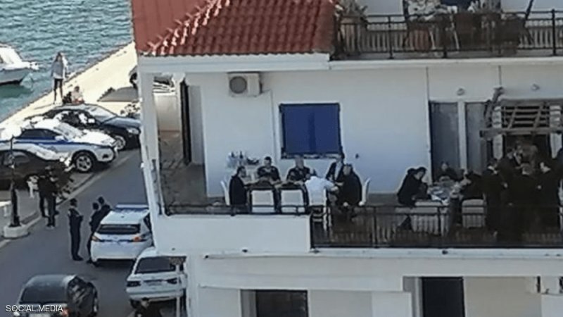 رئيس الوزراء اليوناني تحت الهجوم.. والسبب: هذه الصورة