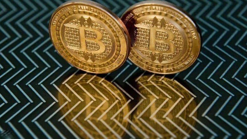 تسلا تستثمر المليارات في بتكوين وتنعشها