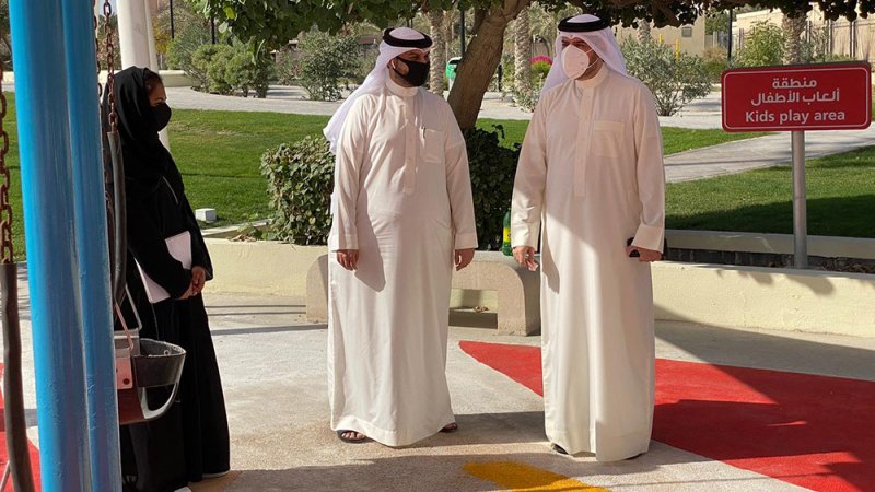 مدير عام بلدية "الجنوبية" والعضو البلدي جناحي يتفقدان أعمال الصيانة في حديقة خليفة الكبرى