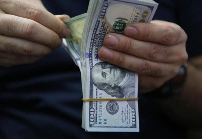 الدولار عند أدنى مستوى في أسبوعين