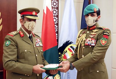 القائد العام يقوم بتسليم مستشار الأمن الوطني وسام تقدير الخدمة العسكرية من الدرجة الأولى
