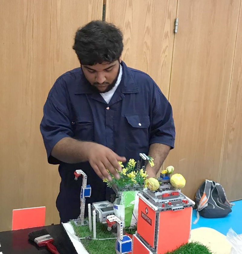 طالب ثانوي يوظف الروبوت في مشروعات مبتكرة تخدم المجتمع