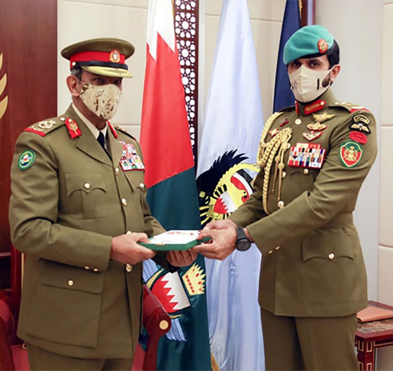 القائد العام يقوم بتسليم مستشار الأمن الوطني وسام تقدير الخدمة العسكرية من الدرجة الأولى
