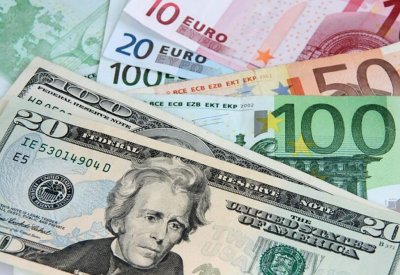 الدولار يستقر بعد تخضم أميركي ضعيف وميل المركزي إلى التيسير النقدي
