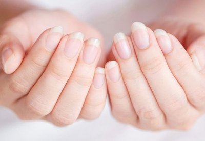 4 زيوت أساسيّة ضروريّة للعناية بصحة الأظافر وجمالها