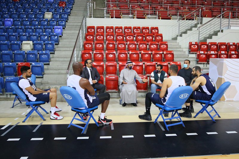 رئيس اتحاد السلة يزور تدريبات المنتخب ويجتمع مع كبار اللاعبين