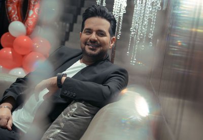 حاتم العراقي يطلق رومانسية "حبك الي وملكي" 