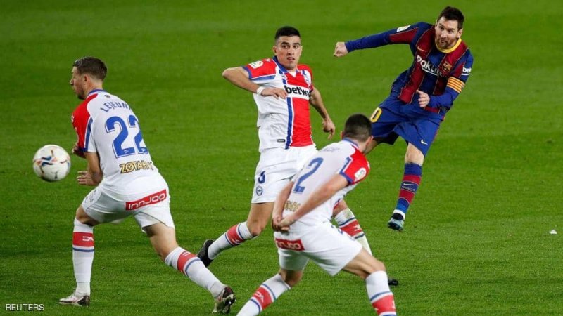 برشلونة يسحق ألافيس بخماسية ويرسل تحذيرا إلى سان جيرمان