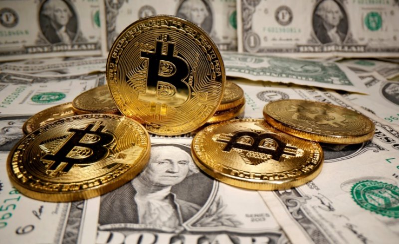 تراجع الدولار الأمريكي..واستمرار تقلب العملات المشفرة
