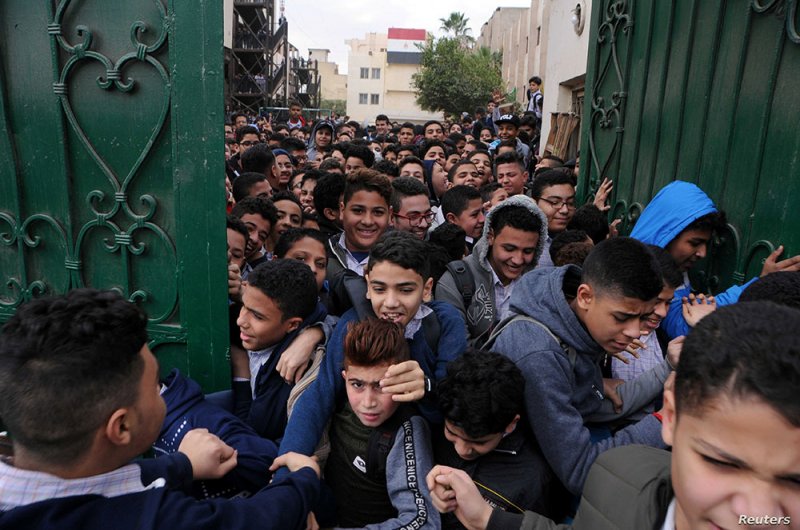 "أكثر من طفلين مشكلة كبيرة".. السيسي ينتقد الزيادة السكانية في مصر