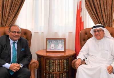 مستشار جلالة الملك لشؤون الإعلام يستقبل السفير الهندي ويشيد بتميز العلاقات البحرينية الهندية