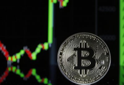 قطار بيتكوين لا يتوقف.. تدفق الأموال يدفعها قرب 53 ألف دولار