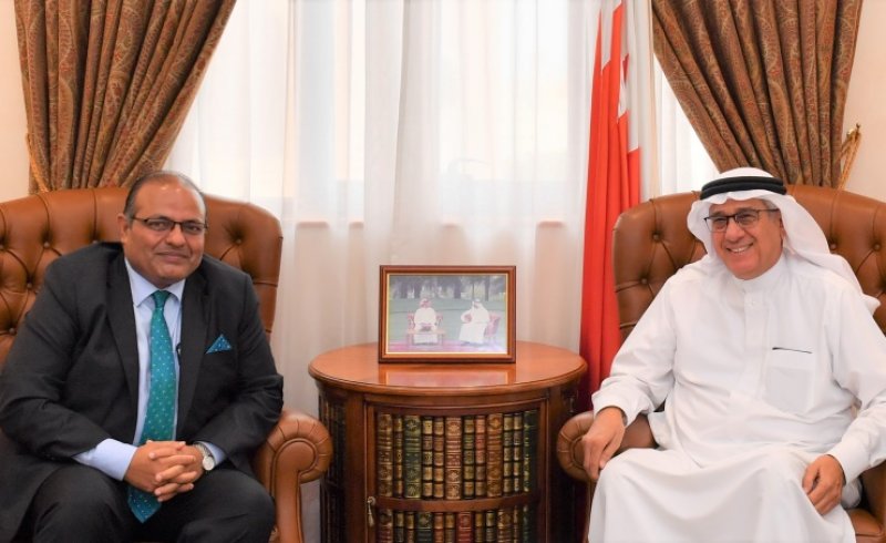مستشار جلالة الملك لشؤون الإعلام يستقبل السفير الهندي ويشيد بتميز العلاقات البحرينية الهندية