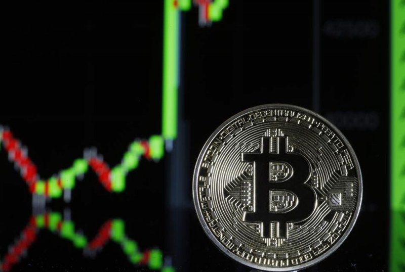 قطار بيتكوين لا يتوقف.. تدفق الأموال يدفعها قرب 53 ألف دولار