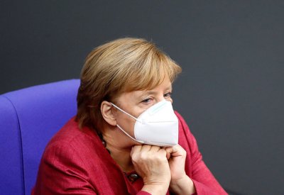 بالفيديو: ردة فعل المستشارة الالمانية ميركل بعد نسيانها الكمامة بجلسة للبرلمان