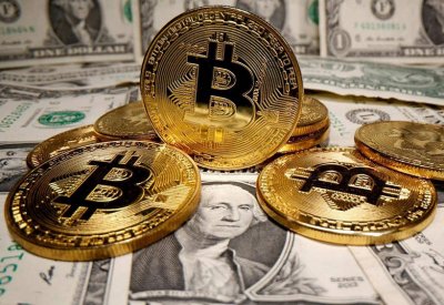 الدولار يهبط وذرى جديدة للعملات المشفرة