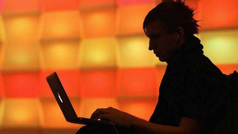 فرنسا.. مليار دولار لمواجهة قراصنة الإنترنت