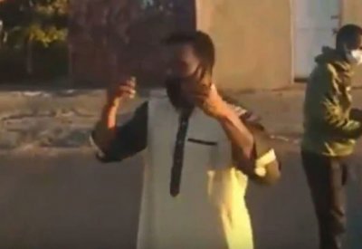 بالفيديو: كوارث بسبب الوباء.. ليبية تضخ الأوكسجين لوالدها من فمها