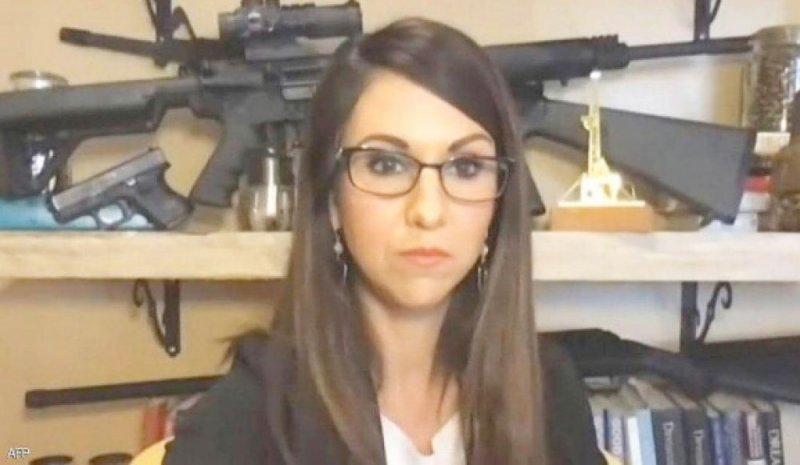 خلفية تطبيق “زووم” تحرج نائبة جمهورية